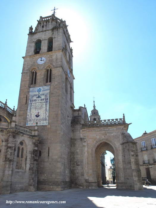 TORRE Y PORCHE ANTE LA PORTADA DEL TRANSEPTO NORTE